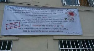 Recado na fachada do prédio: "Cada 5 pacotes de fralda, um palpite"